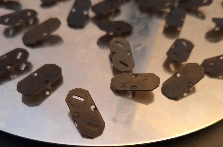 prototypages de petites pièces esthétiques en résine sur plateau miroir avant traitement UV